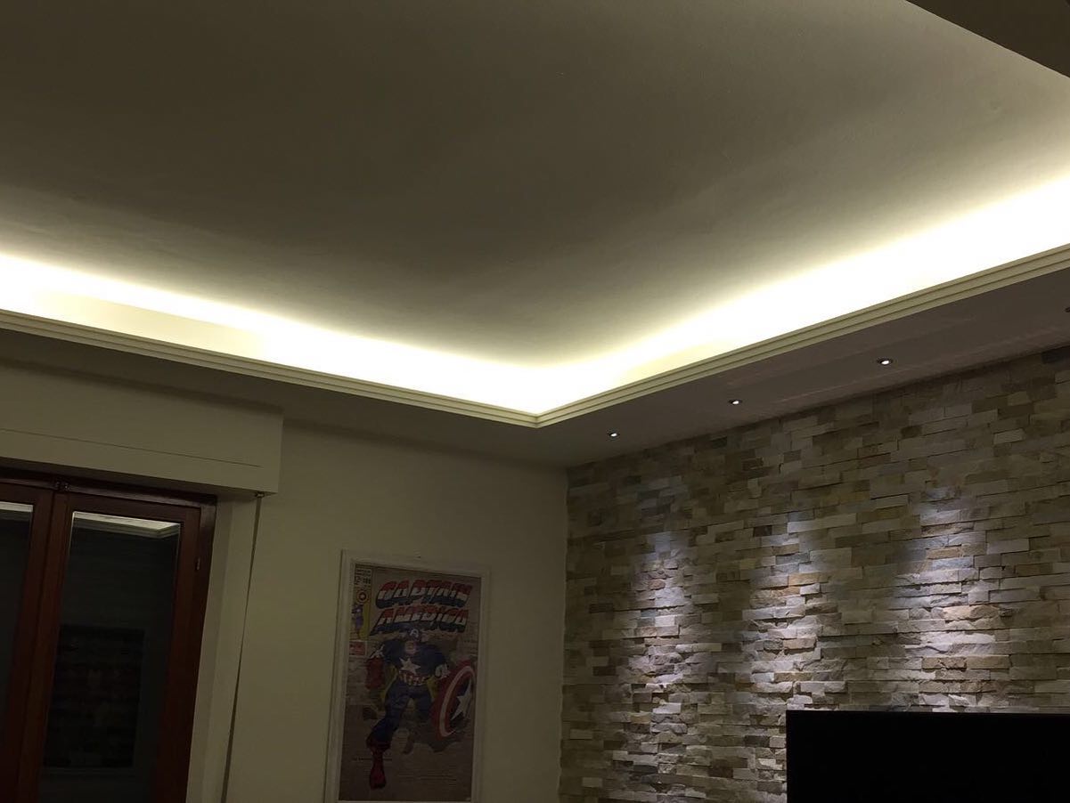Controsoffitto in cartongesso con illuminazione LED a vela