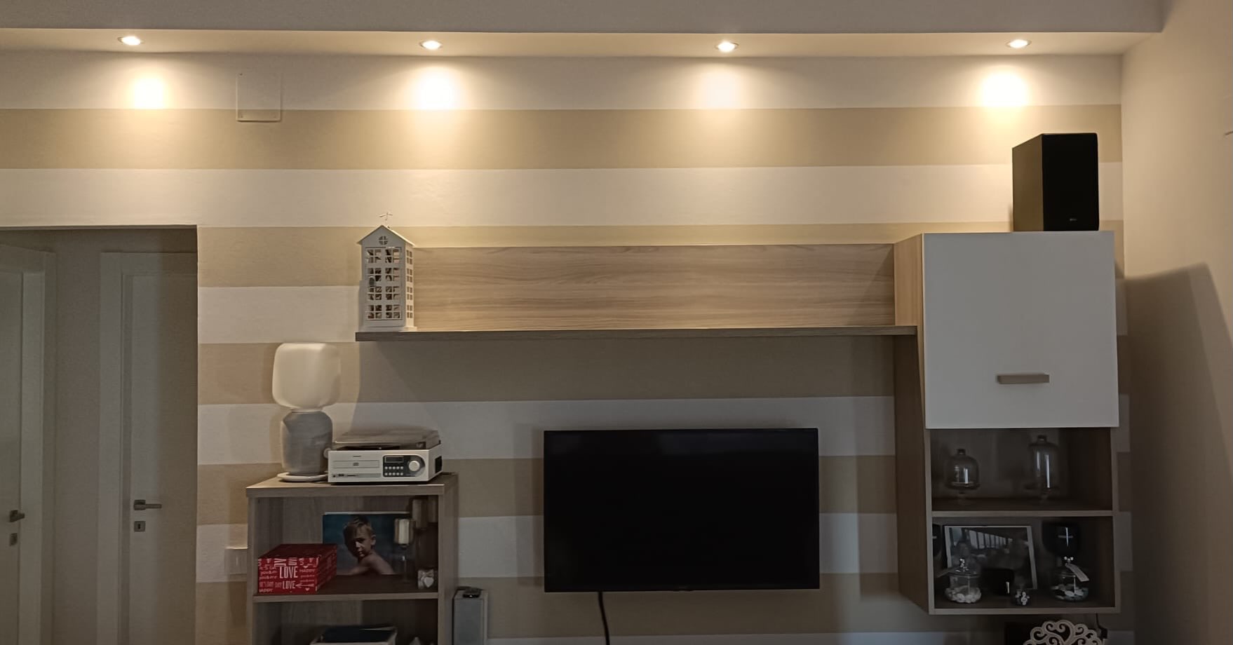 Geometria e luce💫. Una parete decorativa a righe orizzontali in toni neutri caldi color sabbia,pensata per dare profon…